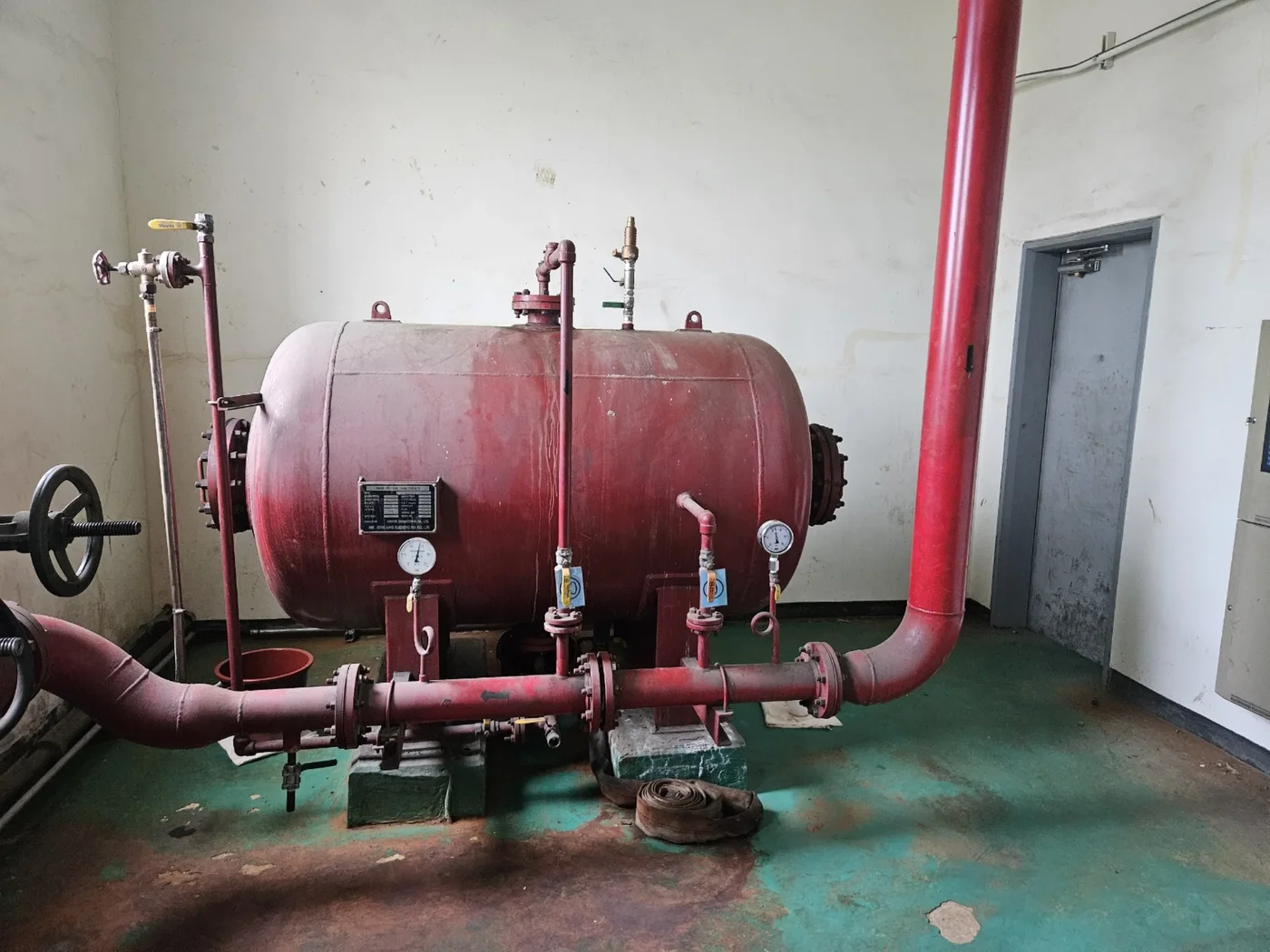 기계실에 배치된 폼탱크 설비 전경