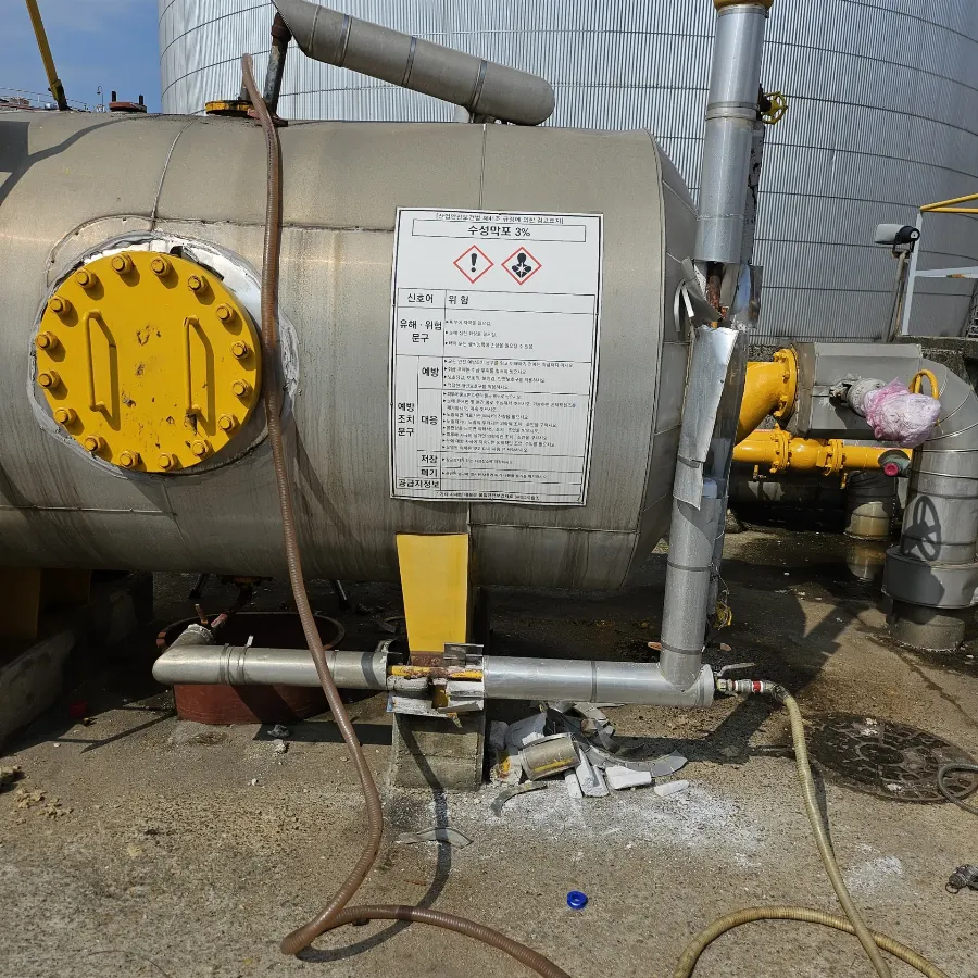 노란색 맨홀 덮개와 약제 라벨이 있는 보온 처리된 횡형 폼탱크