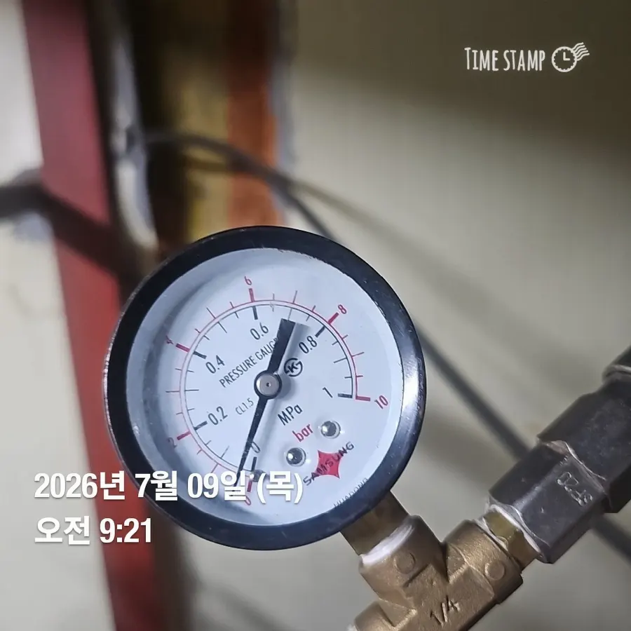 폼탱크 배관에 설치된 아날로그 압력계의 지시 바늘을 가까이서 촬영한 모습