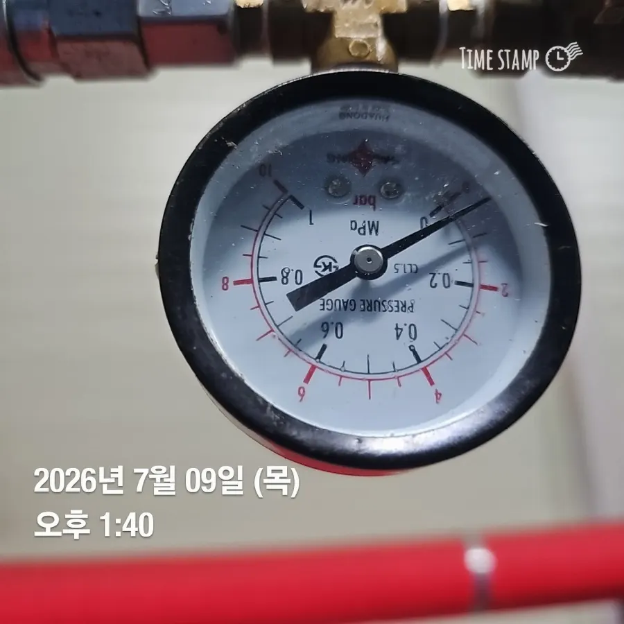 폼탱크 배관의 압력계 눈금판에 MPa와 bar 표기가 보이는 근접 사진