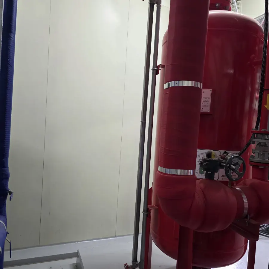 붉은 폼탱크 측면에 배관과 밸브가 연결된 모습